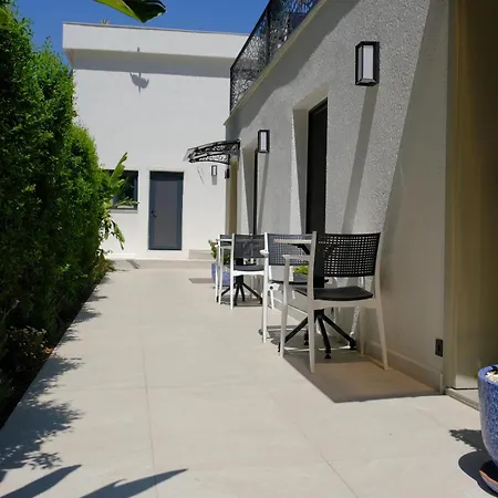 Taga Hotel *